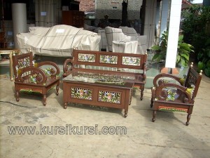 Model Set Kursi Tamu Arimbi Ukir Finishing Motif