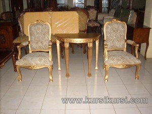 Set Kursi Teras Mewah dengan Finishing Emas